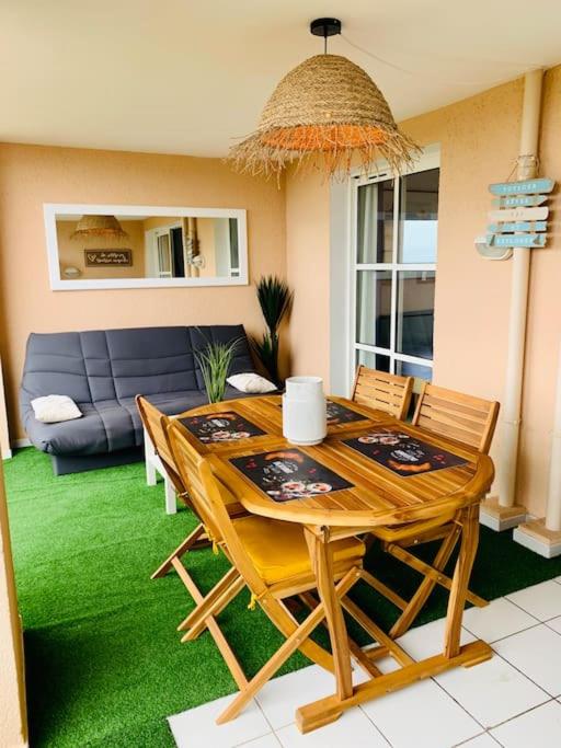 Posezení v ubytování Dans un cadre d'exception, Vue mer panoramique à Agay Côte d'Azur, Village Vacances Cap Estérel, T2 avec jardin, golf, climatisation, Wifi, 5 piscines