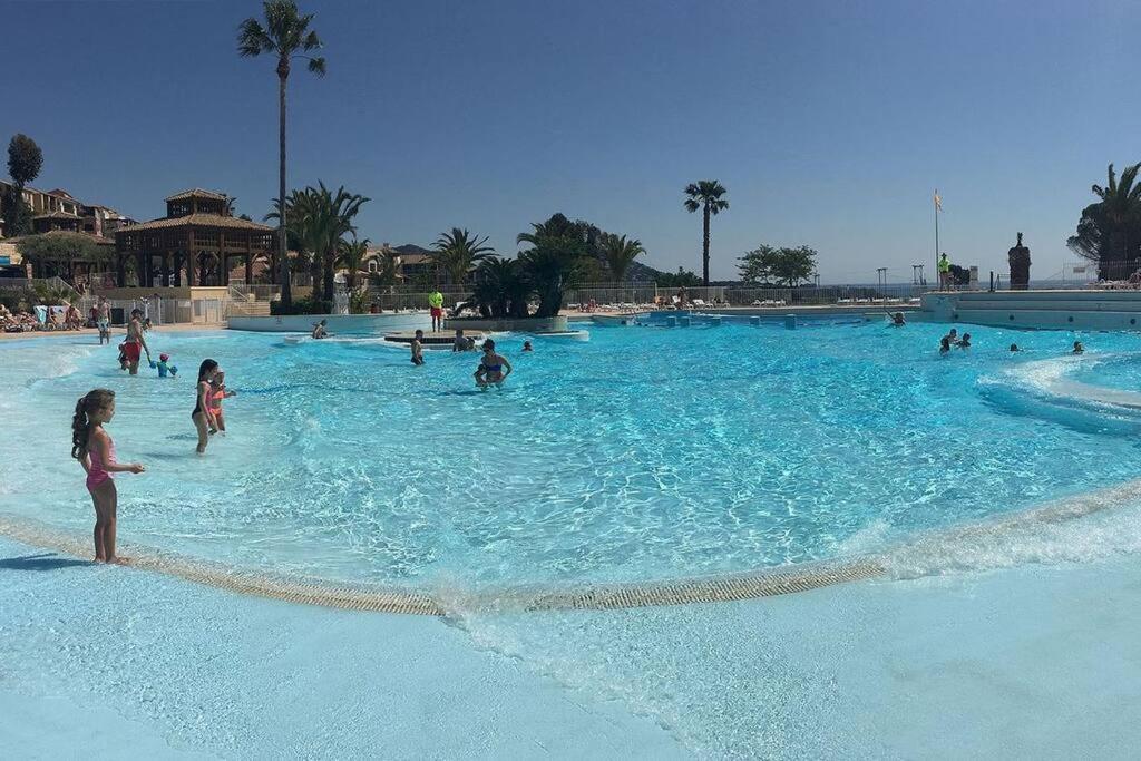 Bazén v ubytování Dans un cadre d'exception, Vue mer panoramique à Agay Côte d'Azur, Village Vacances Cap Estérel, T2 avec jardin, golf, climatisation, Wifi, 5 piscines nebo v jeho okolí
