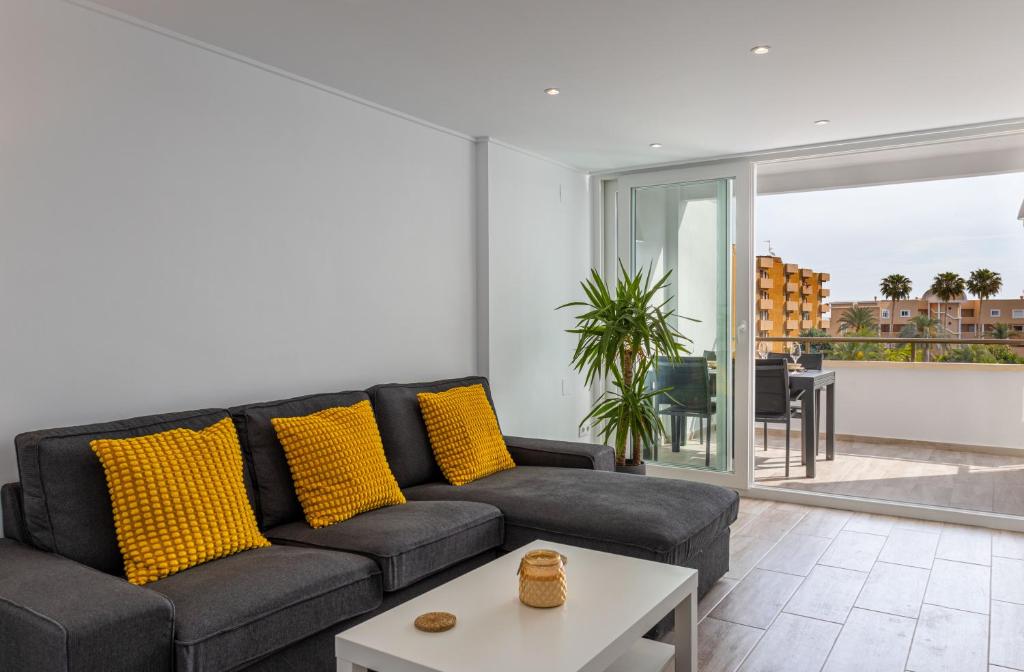 un salon avec un canapé et une table dans l'établissement L'Ancora Sea, à Jávea