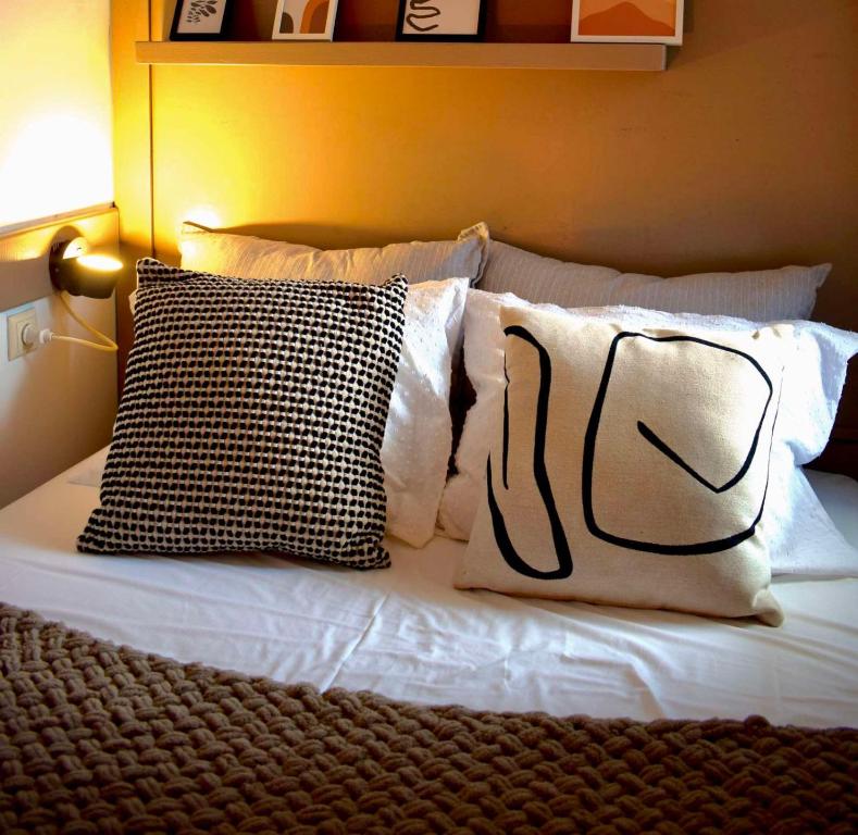 Postel nebo postele na pokoji v ubytování Carmen Art Hotel