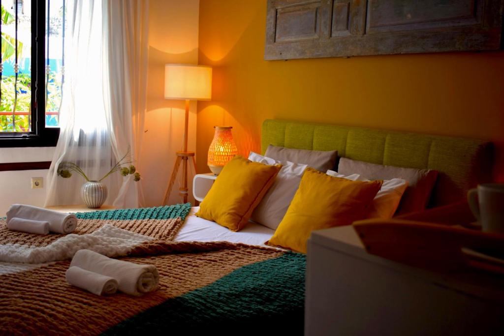 Postel nebo postele na pokoji v ubytování Carmen Art Hotel