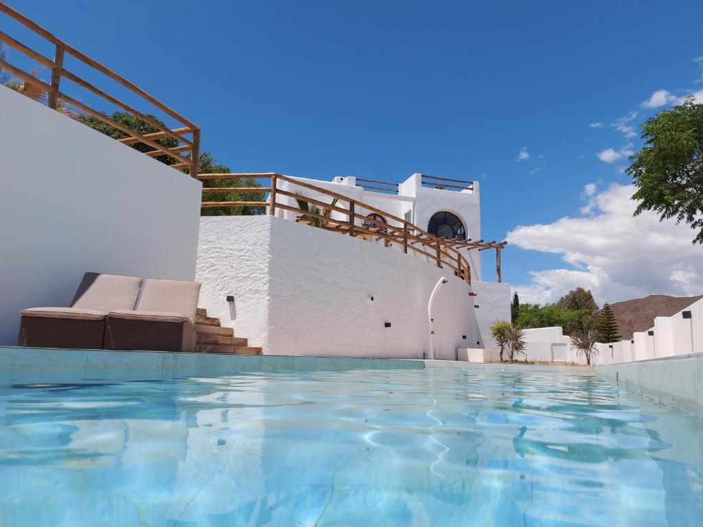 拉斯內格拉斯的住宿－Casa A.Mar，白色建筑前的大型游泳池