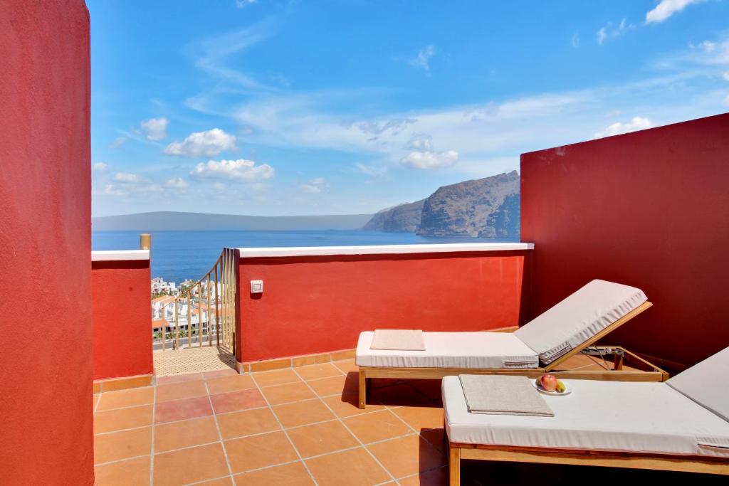 einen Balkon mit Meerblick in der Unterkunft THE CLIFFS PENTHOUSE, Huge Terrace, Bbq, Air C in Puerto de Santiago