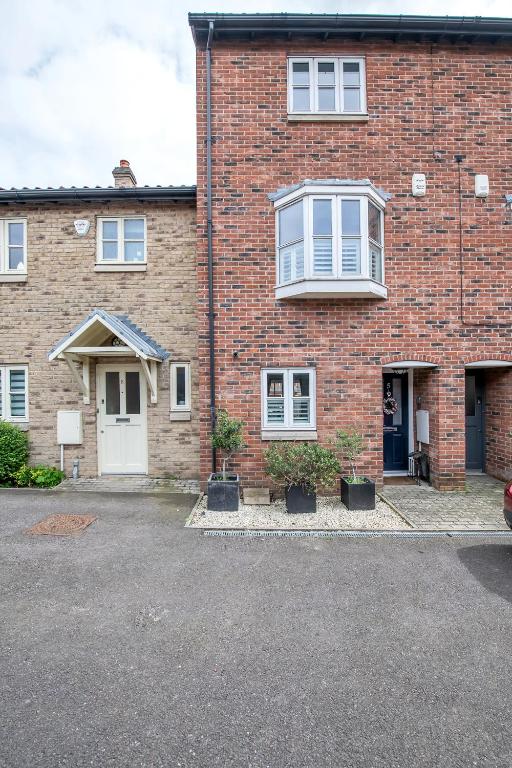 2 king size bedroom townhouse with 2 ensuite bathrooms, downstairs