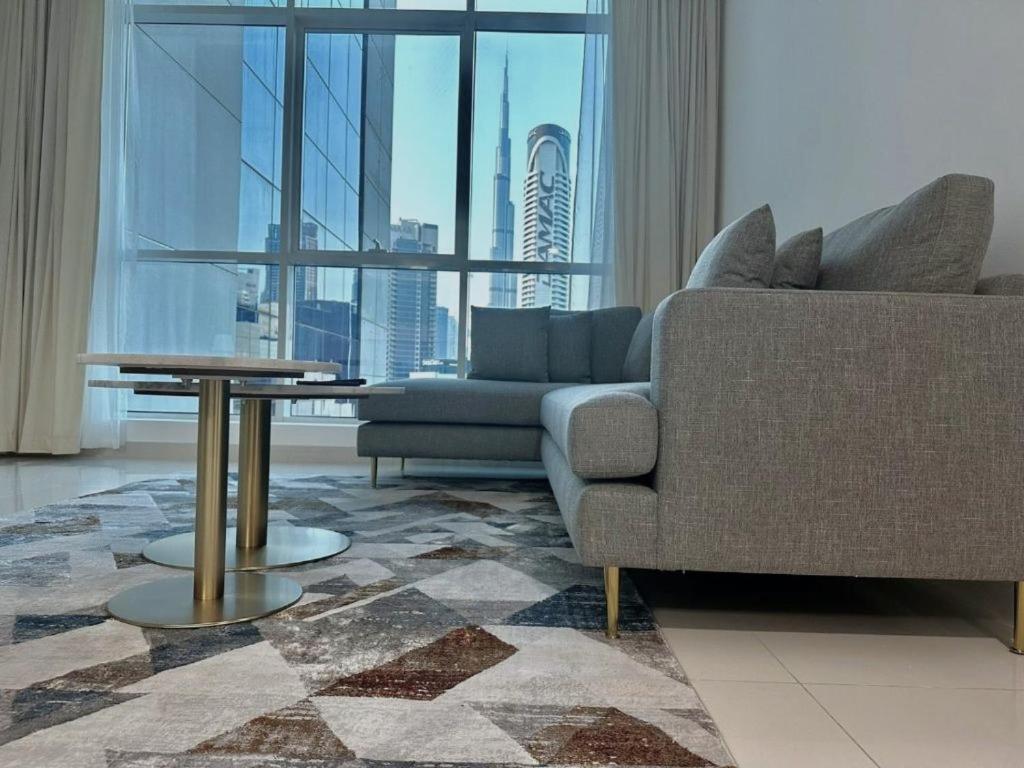 uma sala de estar com um sofá e uma mesa em Apartments at Business Bay by Bhavan Vacation Homes no Dubai