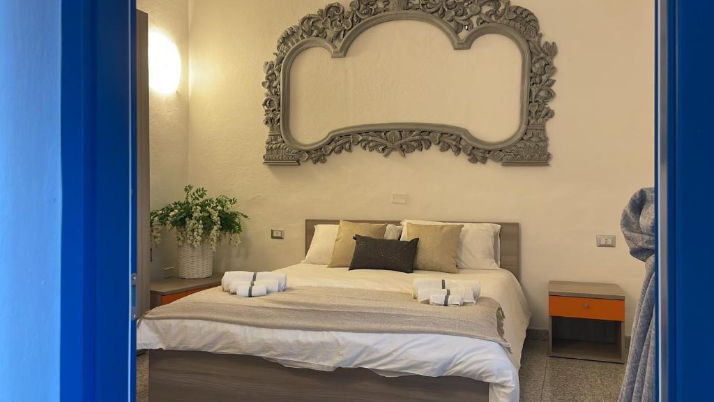 1 dormitorio con espejo grande encima de la cama en St.Joseph, en Olbia