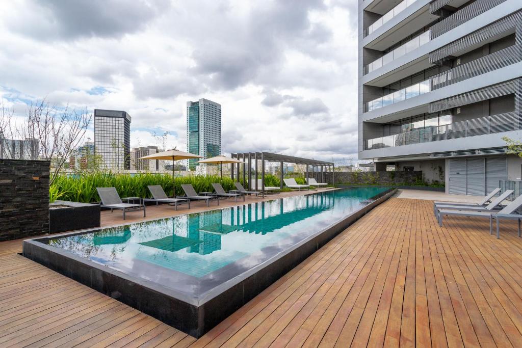 une piscine sur le côté d'un immeuble dans l'établissement Parque Jockey by Viva - Prédio com fácil acesso a Pinheiros e ao Butantã, à São Paulo