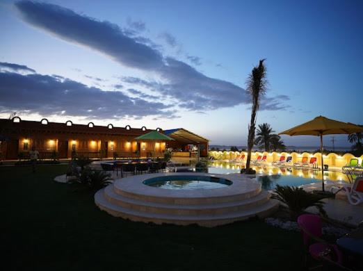 Bazén v ubytování Tunis Pyramids Hotel - فندق اهرامات تونس nebo v jeho okolí