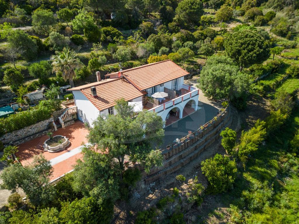 una vista aerea di una casa con piscina e alberi di La Palazzina nel Verde - Goelba a Campo nell'Elba