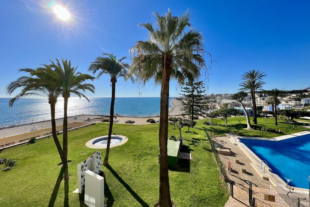 widok na plażę z ośrodka z palmami w obiekcie Santa Clara cozy Sea view Studio w mieście Torremolinos