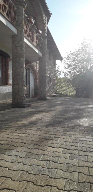 un patio de piedra de un edificio con piedra en La Martinella, en Canelli