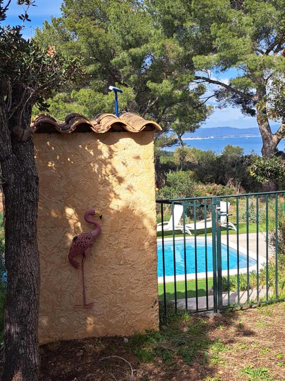 Bazén v ubytování BASTIDE PRESQU ILE DE GIENS SUPERBE VUE MER PISCINE nebo v jeho okolí
