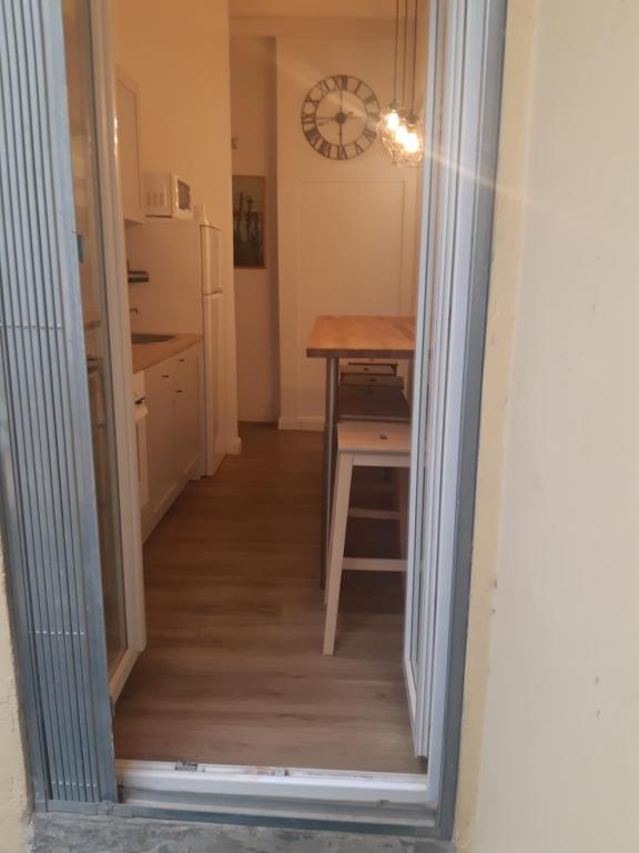 korytarz prowadzący do kuchni ze stołem i zegarem w obiekcie Casa Deva we Florencji