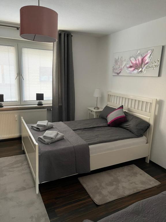 een slaapkamer met een bed met twee handdoeken erop bij Sana Ferienwohnung in Oberhausen