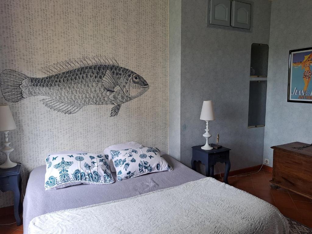 Postel nebo postele na pokoji v ubytování BASTIDE PRESQU ILE DE GIENS SUPERBE VUE MER PISCINE