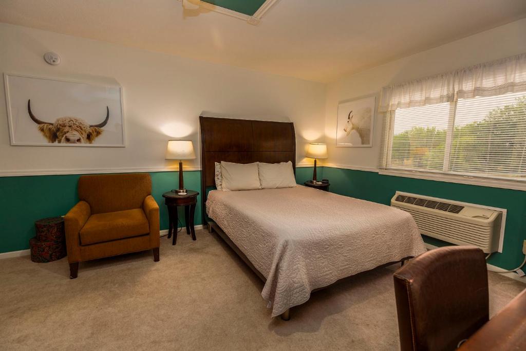 Sweetgrass Inn Bed & Breakfast - Family Room With Bathroom