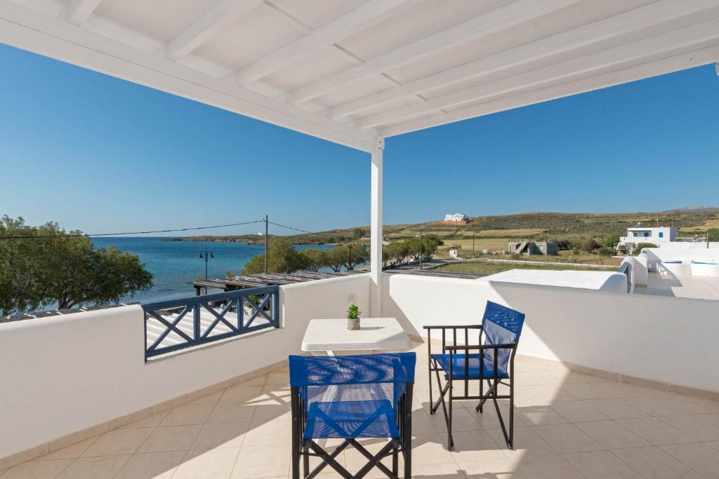 balcón con mesa, sillas y vistas al océano en Filina's Studio, en Maltezana