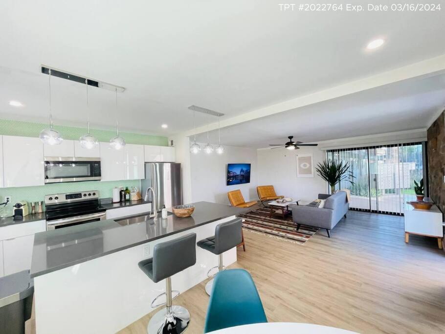 Η κουζίνα ή μικρή κουζίνα στο Walkable OTS, Heated Poolside Mid Century Condo
