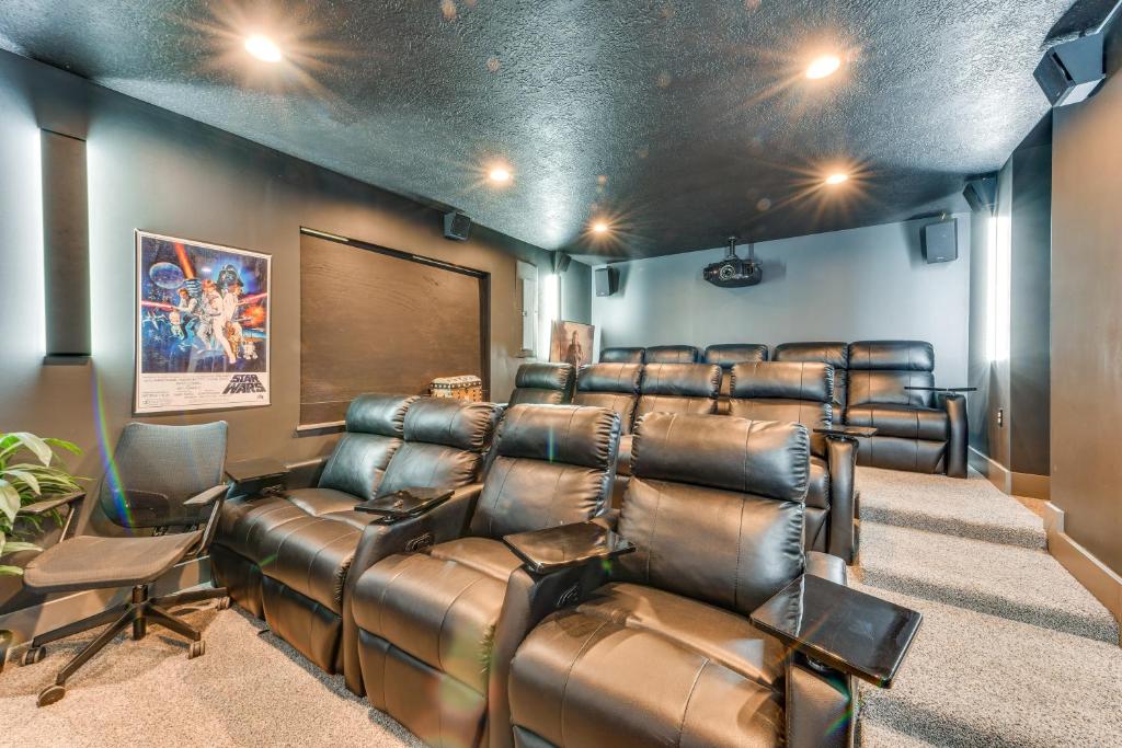 Seating area sa Luxe Lake Charles Escape with Home Theater!
