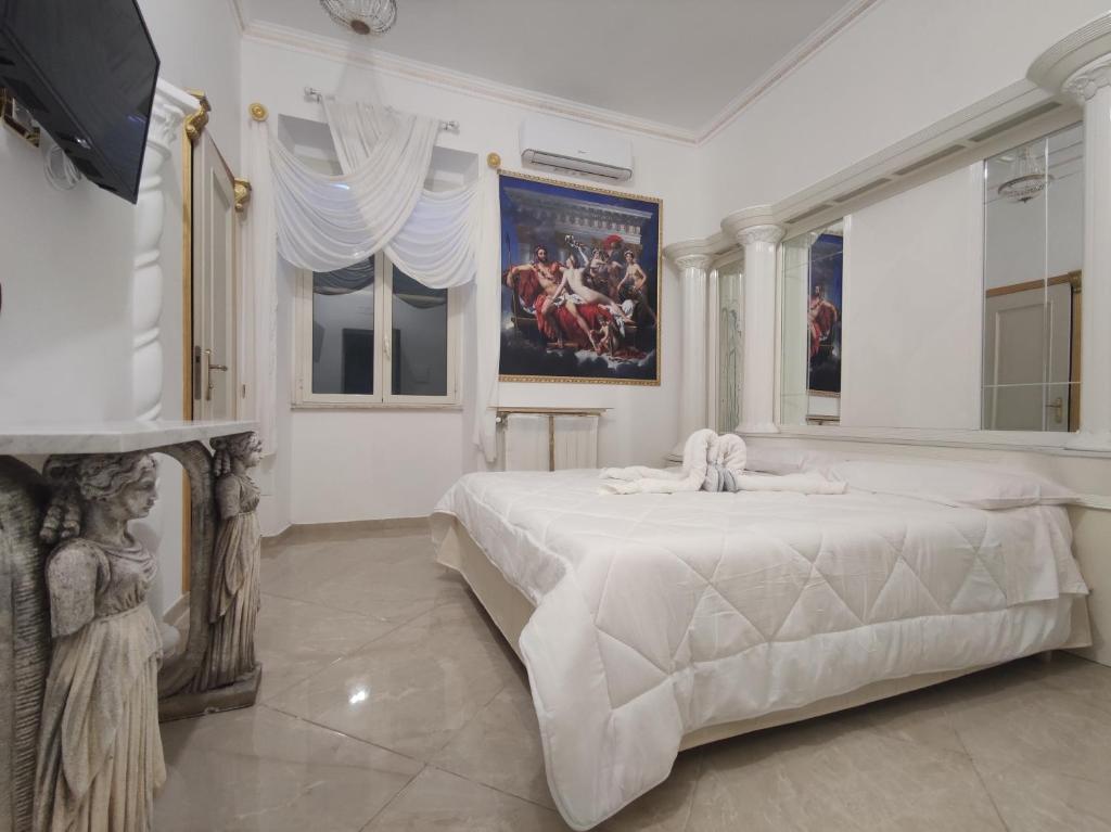 1 dormitorio blanco con 1 cama grande y chimenea en B&B IL TEMPIO en Ladispoli