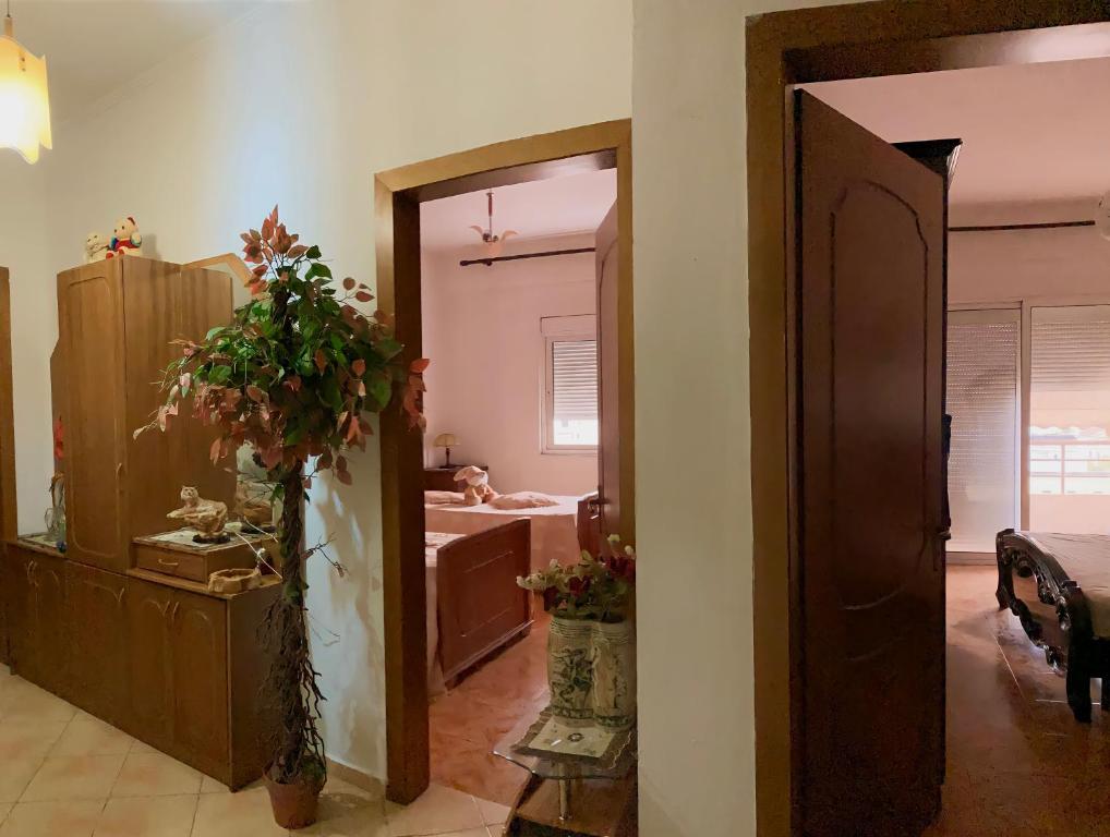 uma sala de estar com um espelho e um quarto em Charming Berat flat getaway em Berat