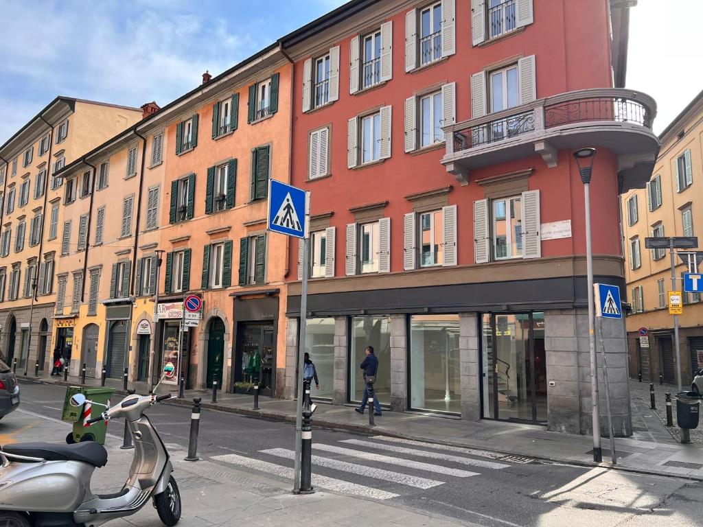 un cyclomoteur garé dans une rue devant un bâtiment dans l'établissement Bancalegno Sweet Dreams, à Bergame