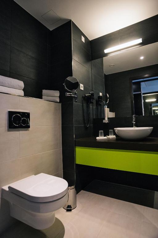 Łazienka w obiekcie Art Hotel Szeged