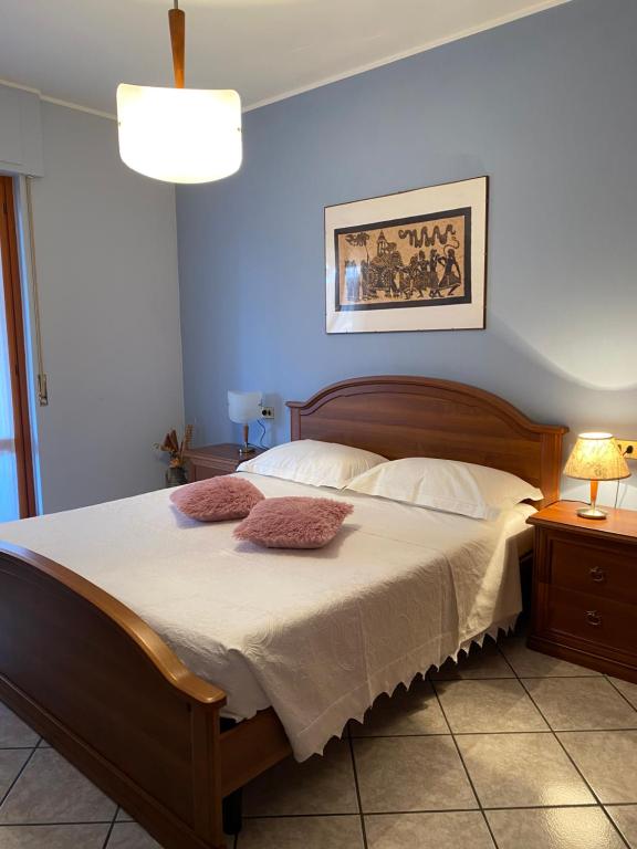 1 dormitorio con 1 cama grande y pared azul en il tulipano, en Pettenasco