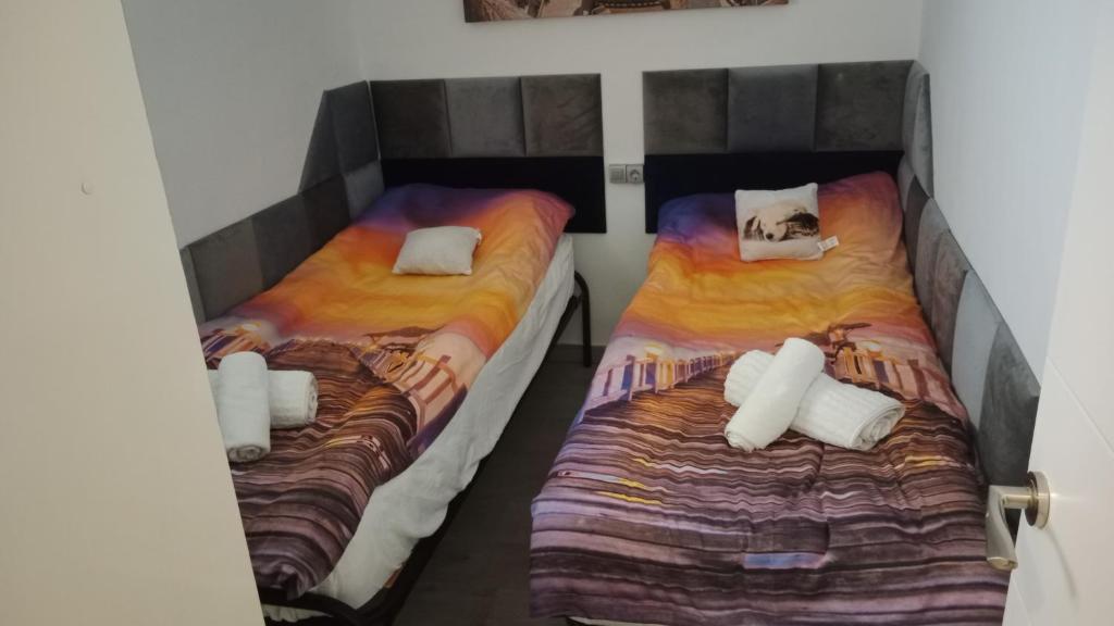 2 aparte bedden in een kamer bij Apartamento Algemsí Cullera in Cullera