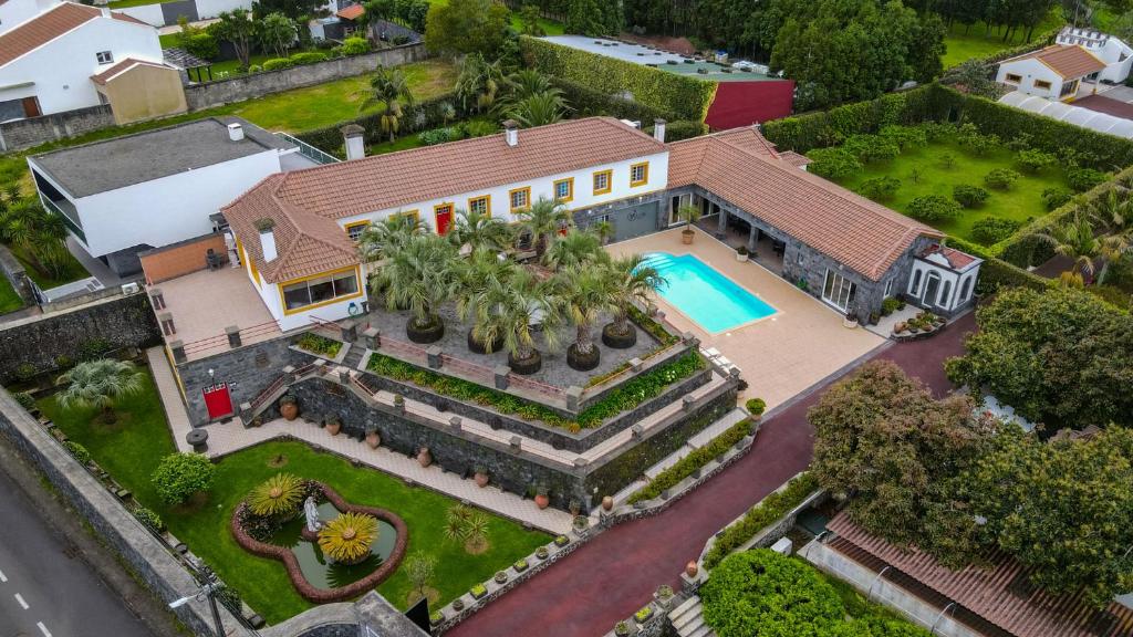 uma vista aérea de uma casa com piscina em Quinta da Paz Azores em Pico da Pedra