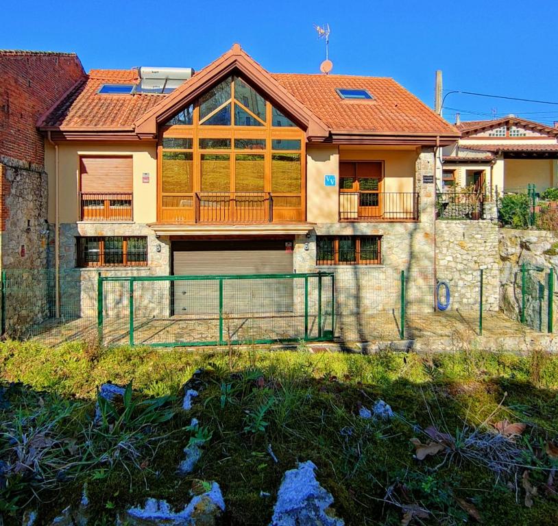 a house with a gate in front of it at Llanes Porrua VVValparon in Porrúa