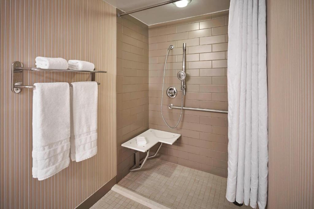 Sheraton Inner Harbor Hotel - Guest Room, 1 Queen, City View