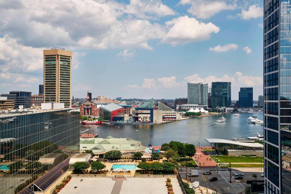 Sheraton Inner Harbor Hotel - Guest Room, 1 King, Harbor View