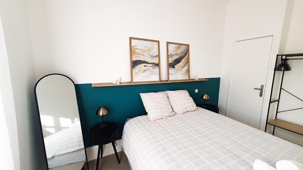 Łóżko lub łóżka w pokoju w obiekcie Appartement T3 à deux pas du centre-ville