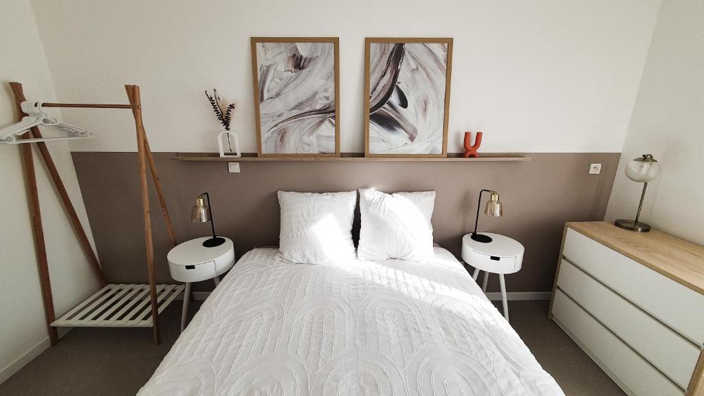 Łóżko lub łóżka w pokoju w obiekcie Appartement T3 à deux pas du centre-ville