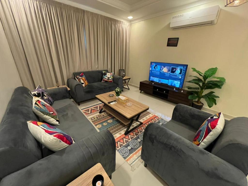 روعة بيتك306 في الرياض: غرفة معيشة مع كنب وتلفزيون بشاشة مسطحة