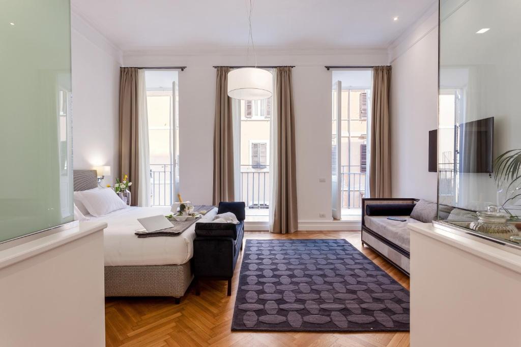 un soggiorno con letto e divano di 504 Corso Suites a Roma