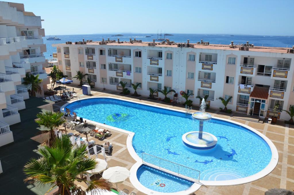 vista sul tetto di una piscina di fronte agli edifici di Apartamentos Vibra Panoramic a Ibiza Città