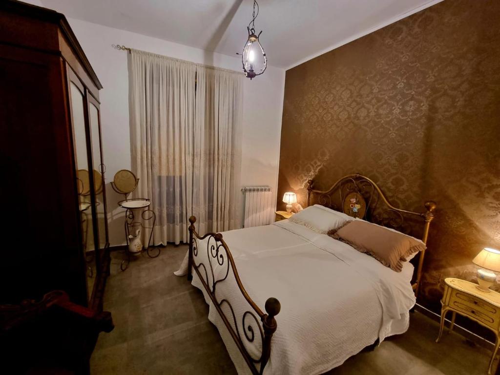 1 dormitorio con 1 cama grande en una habitación en Hostaria Zerø HR en Piedimonte dʼAlife