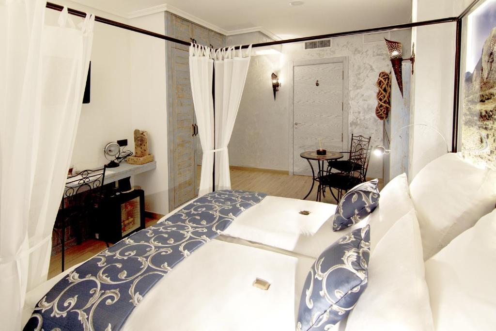 Boutique Hotel Sierra de Alicante - Triple Room With Balcony-Sierra De Cabezón De Oro