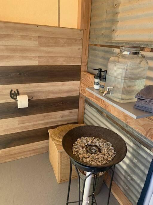 Fotografie z fotogalerie ubytování Silver Spur Homestead Luxury Glamping -The Miner v destinaci Tombstone
