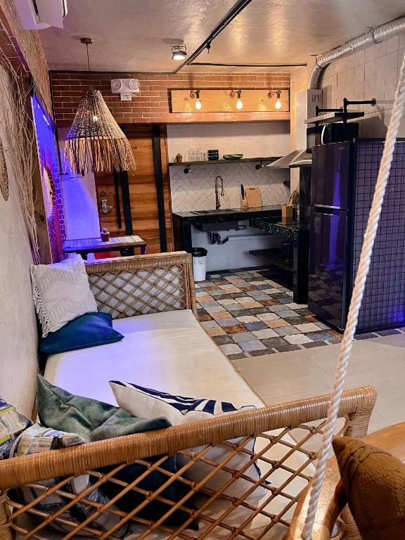 Postel nebo postele na pokoji v ubytování CLOCKWORKORANGE Luxury Suites