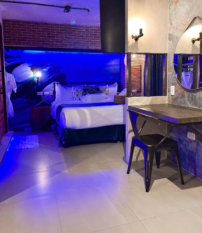 Postel nebo postele na pokoji v ubytování CLOCKWORKORANGE Luxury Suites
