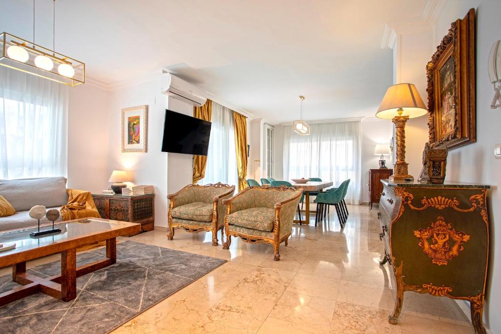 ein Wohnzimmer mit einem Sofa und einem Tisch in der Unterkunft Genteel Home Martinez Campos in Granada