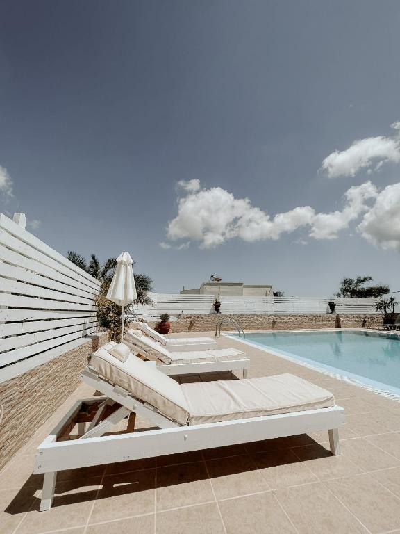Bazén v ubytování Hotel Thirasia nebo v jeho okolí