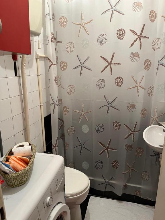 een badkamer met een toilet en een douchegordijn bij Rustic home Visoko in Visoko