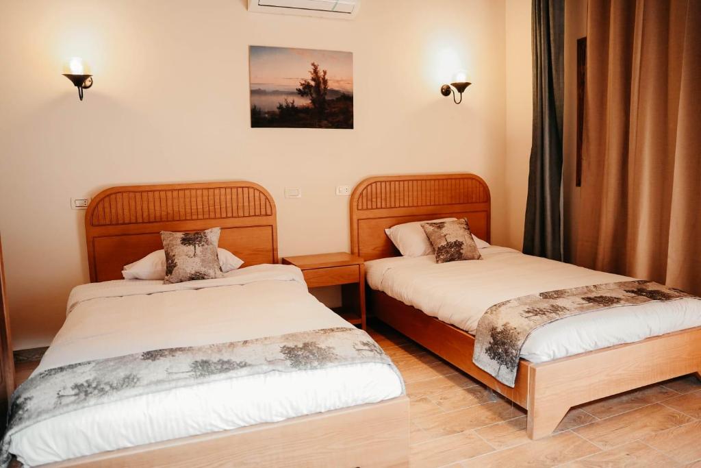 Postel nebo postele na pokoji v ubytování Tunis Pyramids Hotel - فندق اهرامات تونس