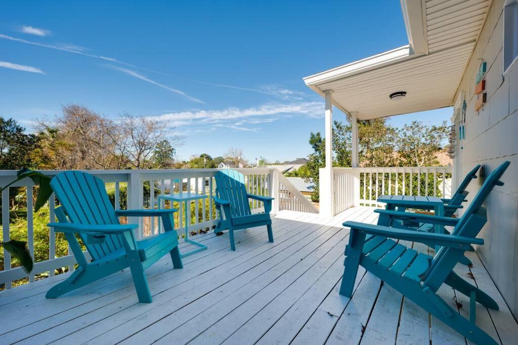 3 sillas azules sentadas en una terraza con vistas en Beach Getaway at Jax Beach Studio Apartment en Jacksonville Beach