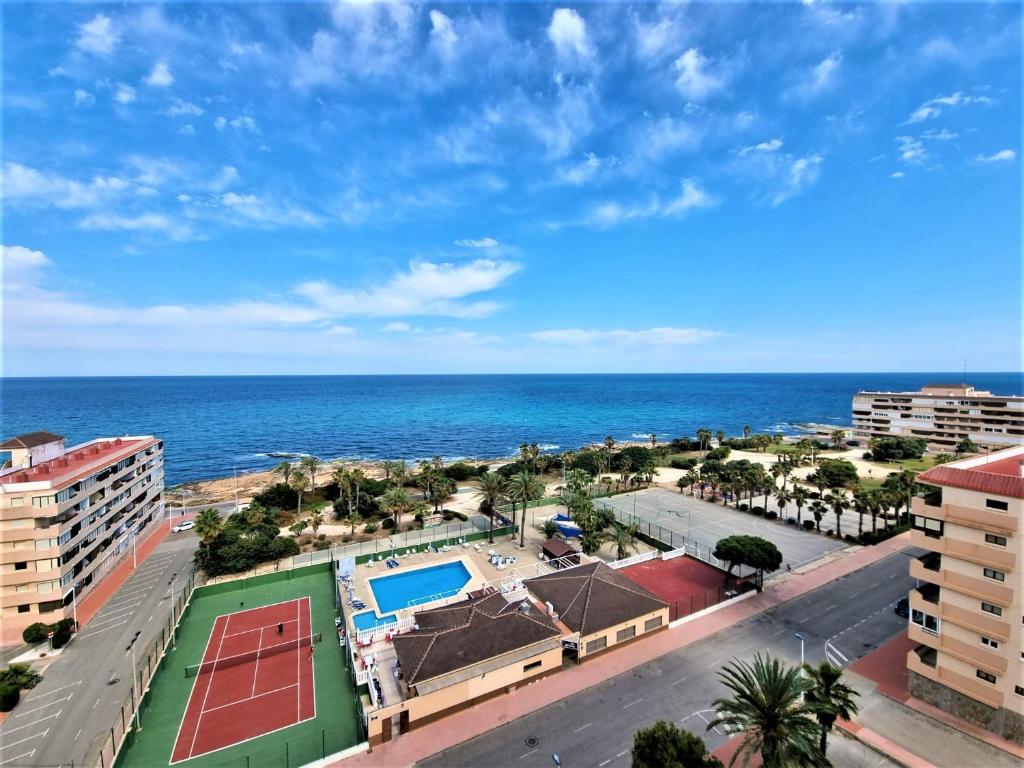 - une vue sur l'océan depuis un bâtiment dans l'établissement Cabo Cervera primera linea apartamento de lujo, à Torrevieja