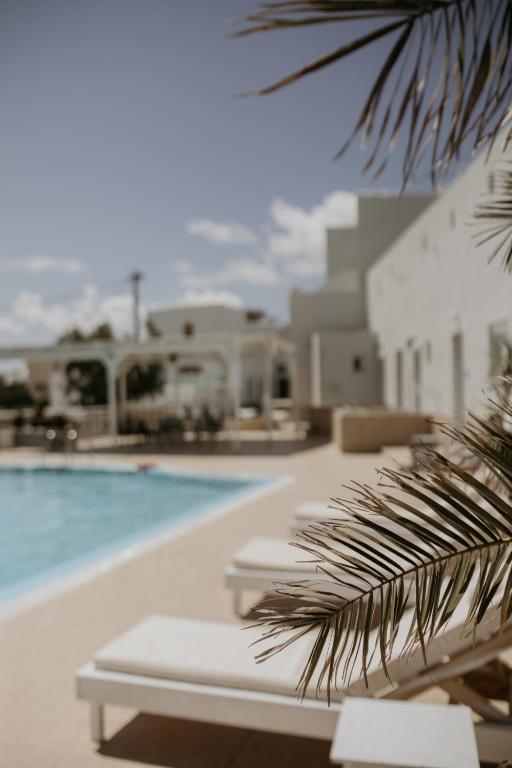 Bazén v ubytování Hotel Thirasia nebo v jeho okolí